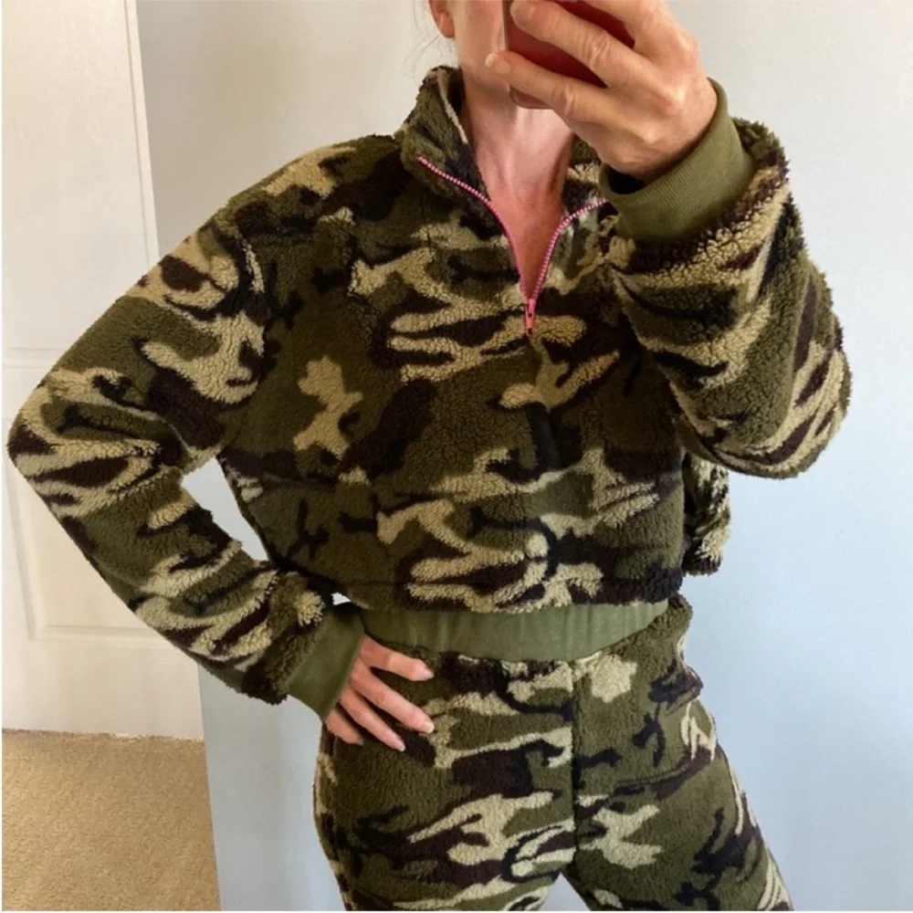 Camo Color 2 Piece Sherpa Set - Picture 5 of 12